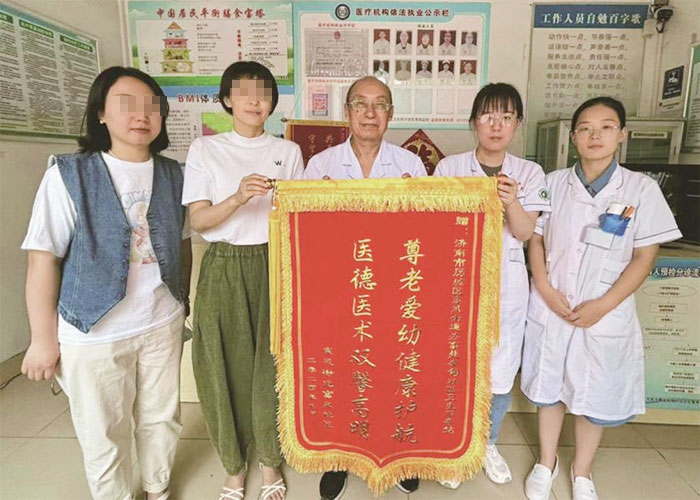 富泉居委会的工作人员为我们社区送来一面锦旗，