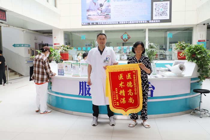 沈女士因灰指甲在我院就诊，灰指甲系真菌感染所致，如用药不及时，很难彻底消灭真菌，且极易复发。