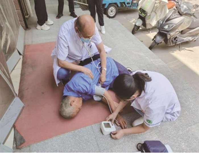 贾主任通过检查老人的呼吸、心跳和意识，发现老人意识模糊无法言语，呼吸急促，心率快。