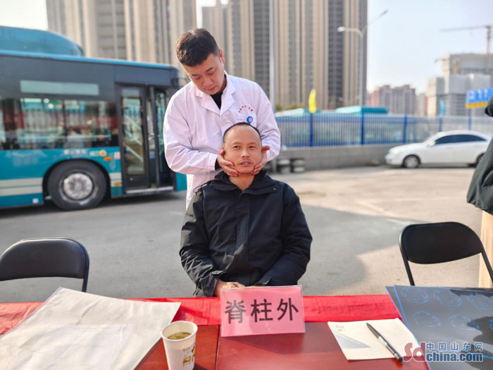 关节外科的崔存宝医生则专注于检查职工们的关节健康状况，对常见的关节炎、腱鞘炎等疾病进行了诊断