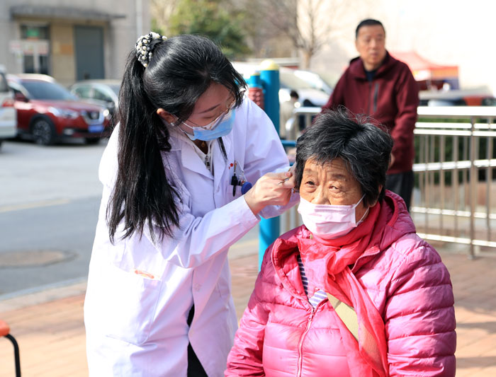 中医康复科为社区居民耳穴压豆