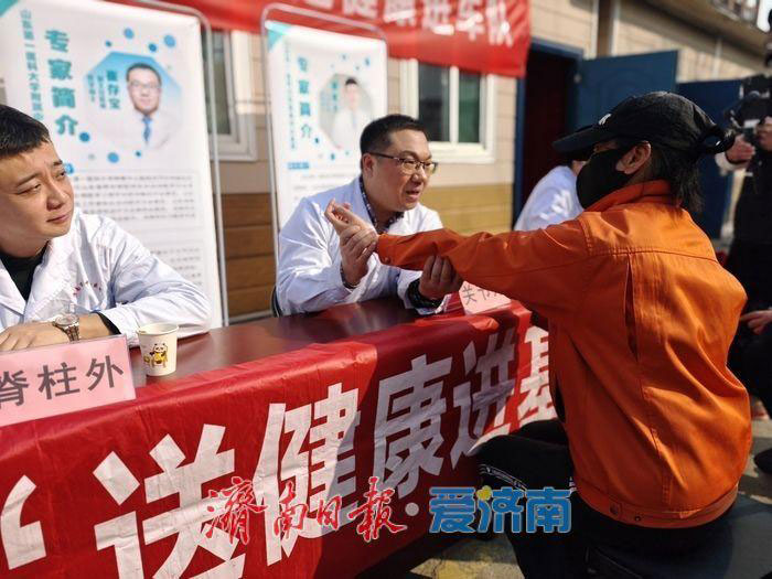 脊柱外科的王鹏医生针对公交司机长期久坐、易患腰椎间盘突出等脊柱疾病的问题