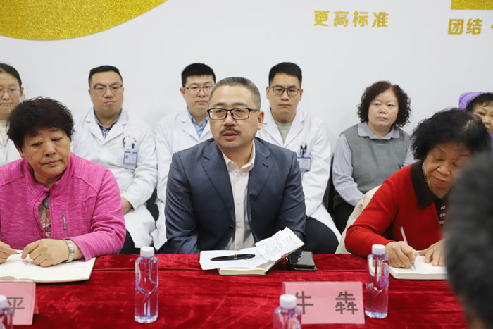 牛犇院长在工作交流中