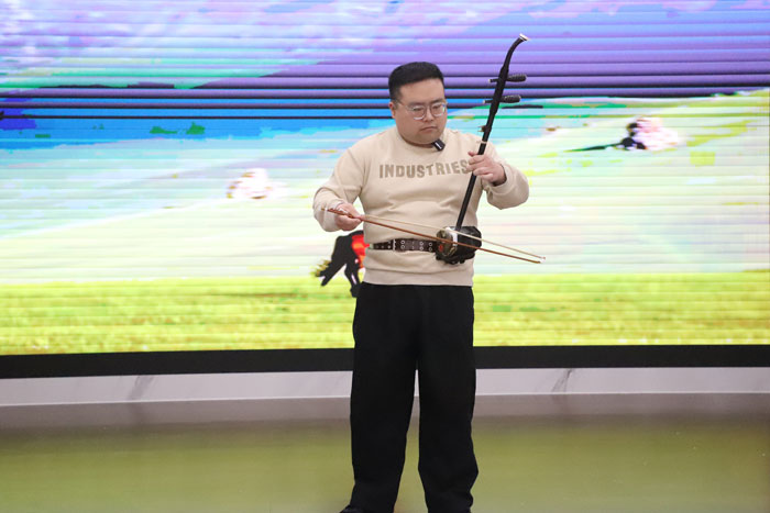 <a href=https://www.qlhyyy.cn/neikexiangguan/ target=_blank class=infotextkey>内科</a>崔箫麟医生，为大家带来二胡独奏《赛马》