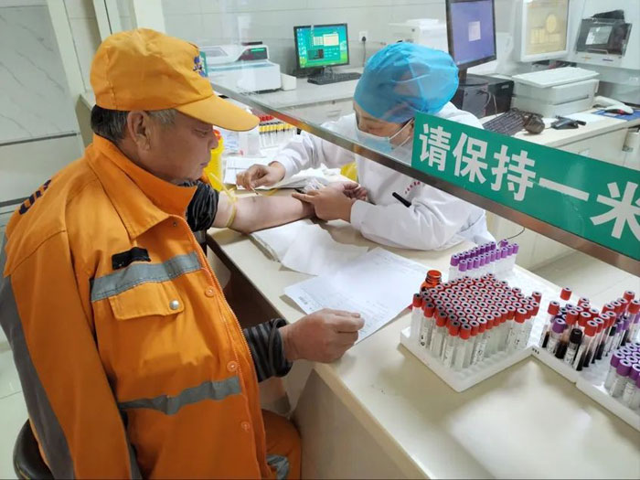 为环卫工人免费体检之抽血化验