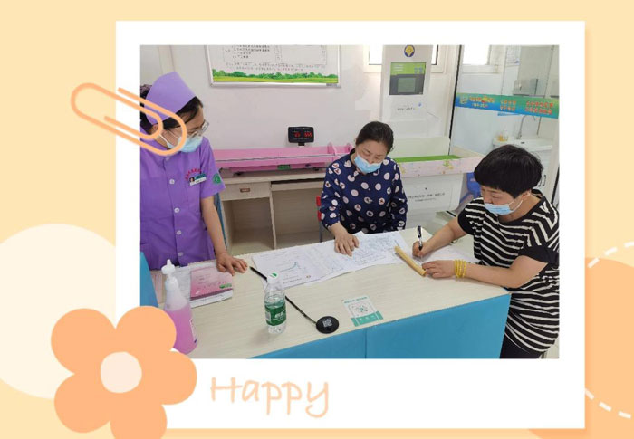 齐鲁花园医院社区卫生服务站儿保工作人员对家长提出的问题进行了耐心解答