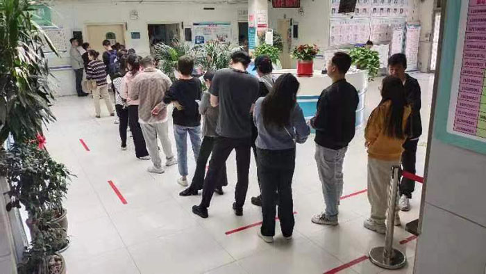 济南齐鲁花园医院皮肤门诊前排队