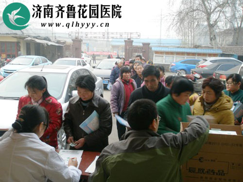 社区管理科现场发放体检表、健教彩页