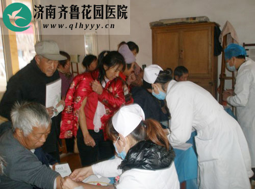 村民们等待抽血化验