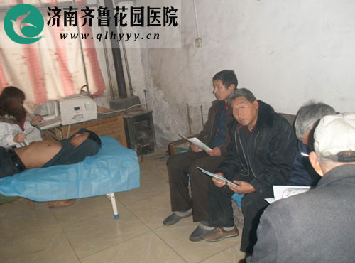 村民们排队等待腹部彩超检查