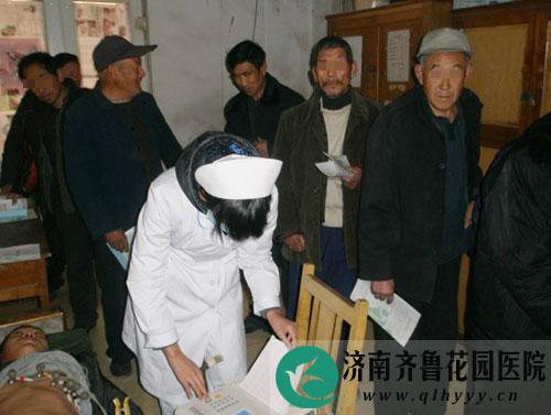 村民们排队等待心电图检查