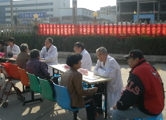我站派出内科、中医科专家现场义诊、免费测血压、血糖,给居民发放各类糖尿病宣传资料。