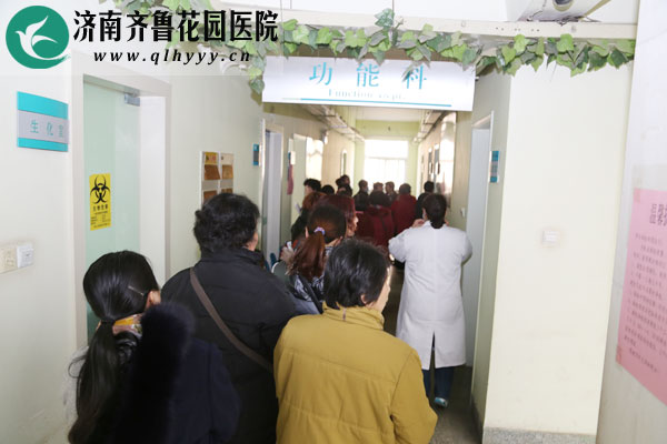 排队等候做彩超和心电图的人们
