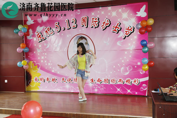 四病区新进护士代表为大家奉上了独舞落花情