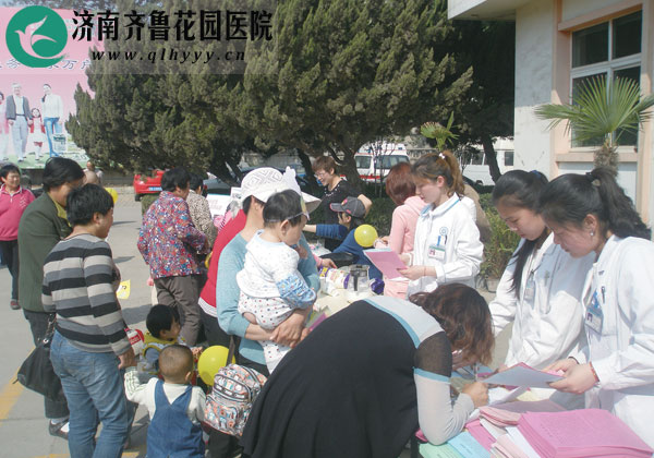 为辖区居民发放社区卫生服务明白纸