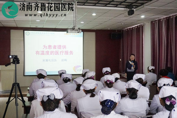 我院举办主题为“为患者提供有温度的医疗服务”的护士礼仪培训