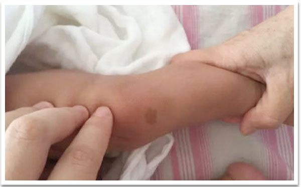 ����ϥ���ϳ���һ��ƶ���С�ĺ�ɫ�߿�