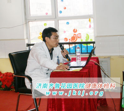 济南齐鲁花园医院社区科何延勇科长讲解手足口病的预防知识